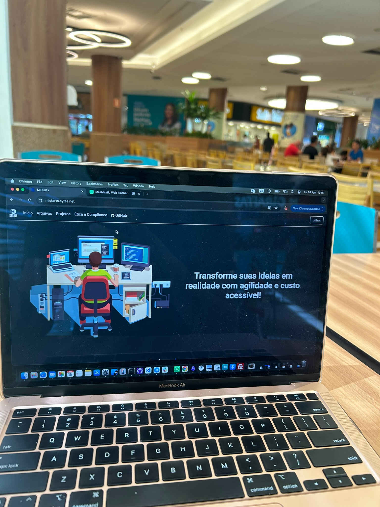 Samuel trabalhando no shopping