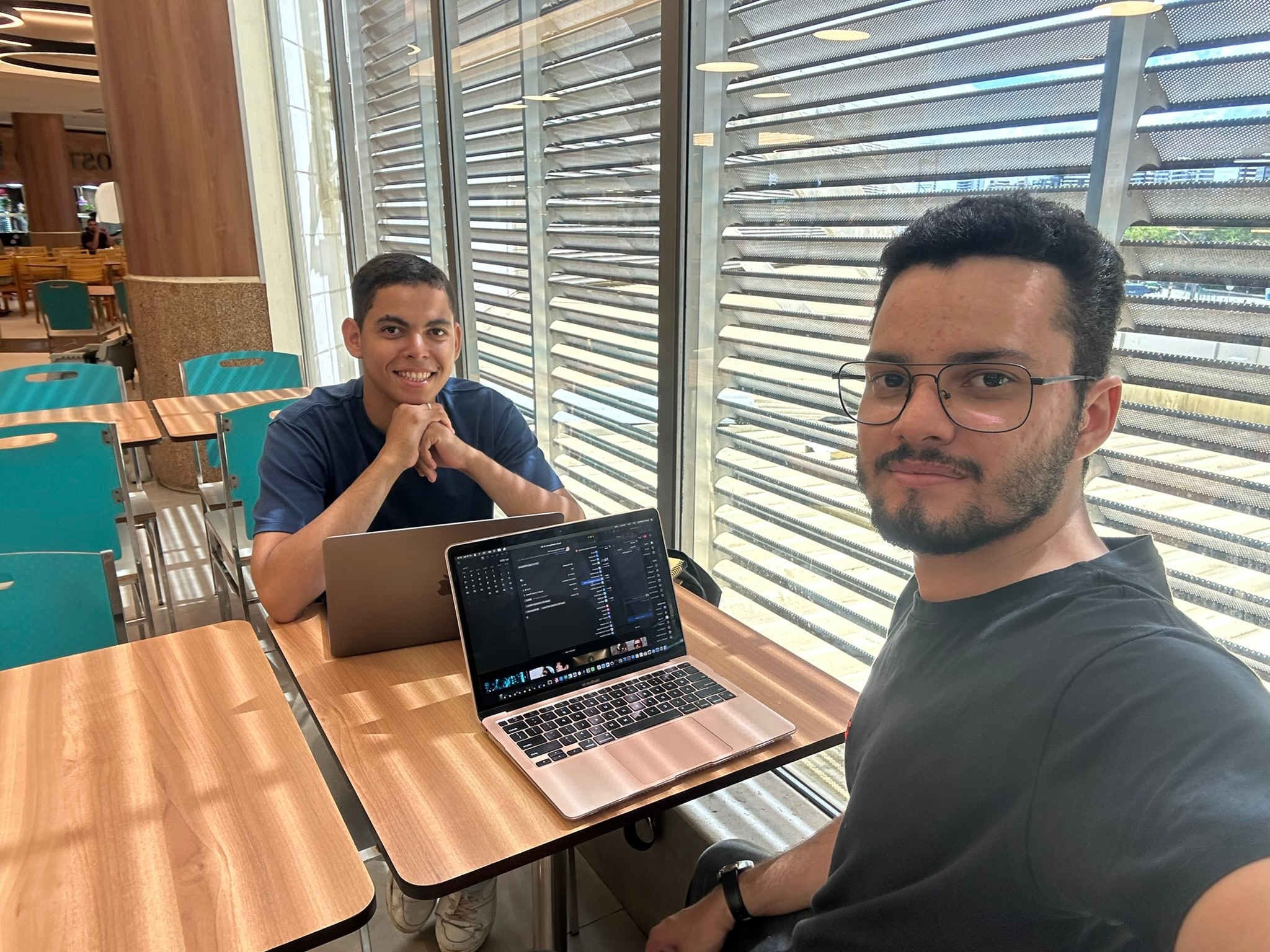 Equipe MiStarts trabalhando juntos